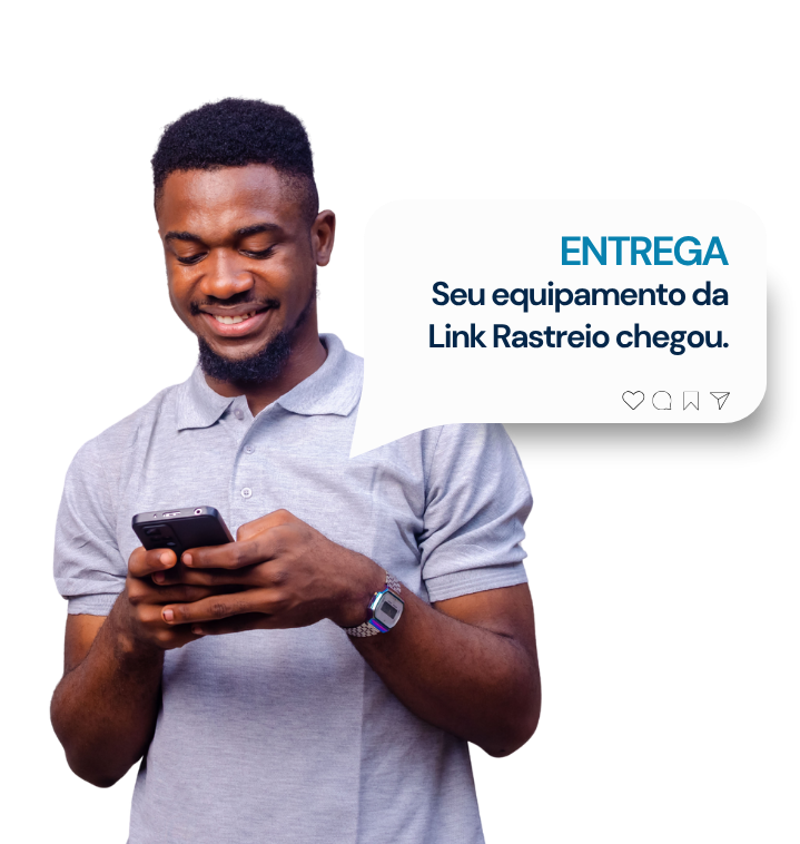 Homem sorrindo olhando celular recebendo notificação de rastreamento veicular