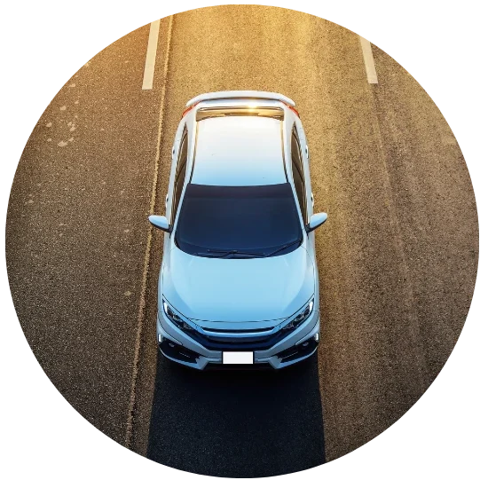 Carro visto de cima em rodovia representando rastreador veicular com localização em tempo real