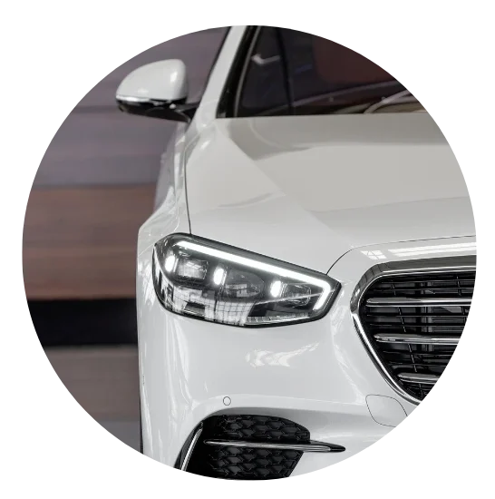 Detalhe do farol de carro moderno representando tecnologia e segurança no rastreamento veicular